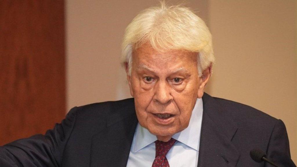 El expresidente Felipe González recoge el Premio Alumni de la Universidad de Sevilla.