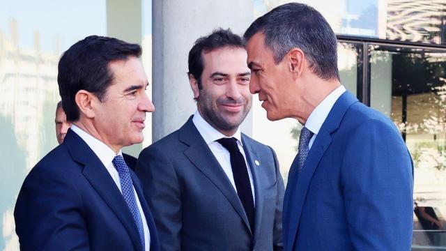 Carlos Torres saluda a Pedro Sánchez bajo la mirada de Carlos Cuerpo.