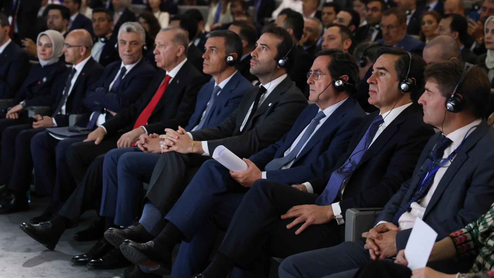 Recep Tayyip Erdogan, presidente de Turquía; Pedro Sánchez, presidente del Gobierno; Carlos Cuerpo, ministro de Economía; Antonio Garamendi, presidente de CEOE; Carlos Torres, presidente de BBVA, y Manuel de la Rocha, secretario de Estado de Asuntos Económicos y G-20, el jueves en el evento.