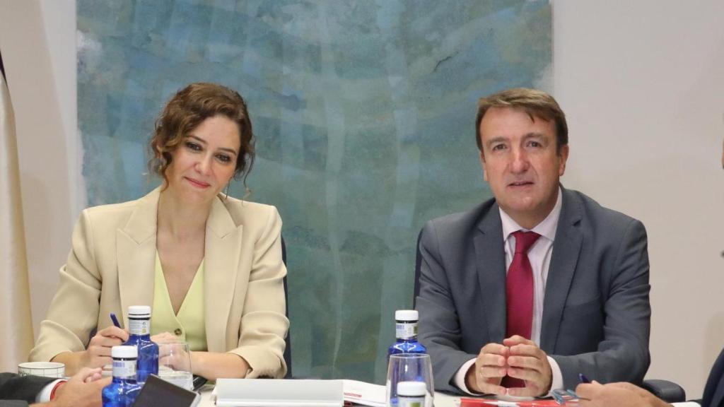 La presidenta de la Comunidad de Madrid, Isabel Díaz Ayuso, y el alcalde de Tres Cantos, el también diputado autonómico Jesús Moreno.