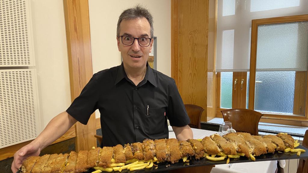 Tito Gómez, dueño de Urumea y creador del cachopo de un metro.