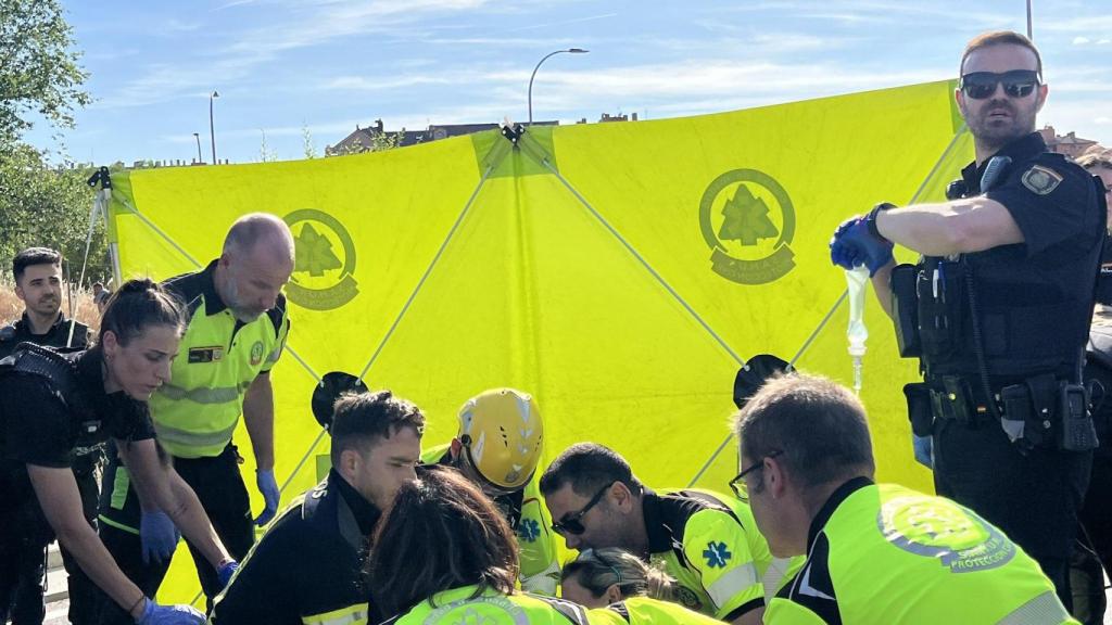 Los sanitarios intentando reanimar a una de las víctimas del accidente.