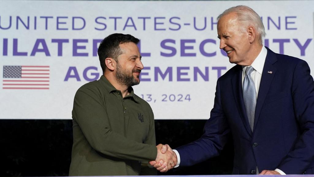 Biden y Zelenski sellan con un apretón de manos el acuerdo alcanzado en la cumbre del G7.