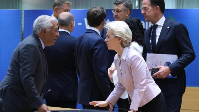 António Costa conversa con Ursula von der Leyen durante una reunión del Consejo Europeo en Bruselas