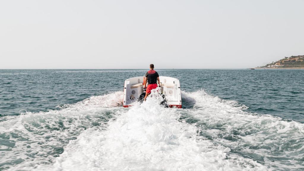 La velocidad máxima del ONE 16 es de 30 nudos (55 km/h)