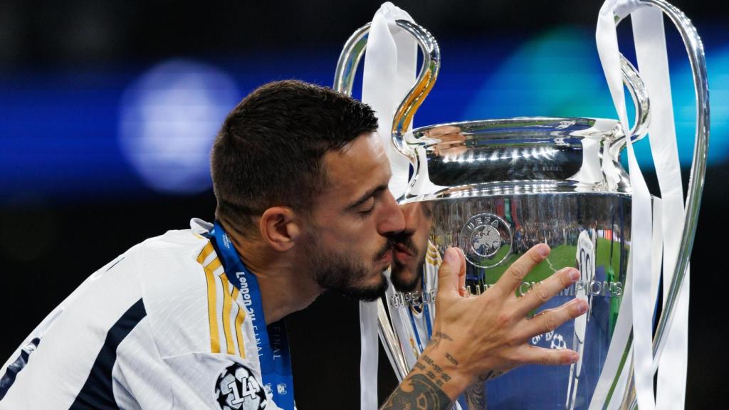 Joselu, con el trofeo de la Champions League