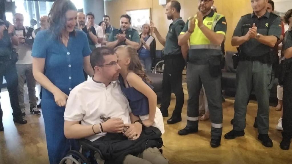 Marcos Troitiño recibe la ovación al salir del hospital.