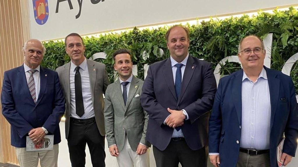 La FIC de Guijuelo acoge la visita del alcalde de Zafra, Juan Carlos Fernández Calderón, recibido por Roberto Martín