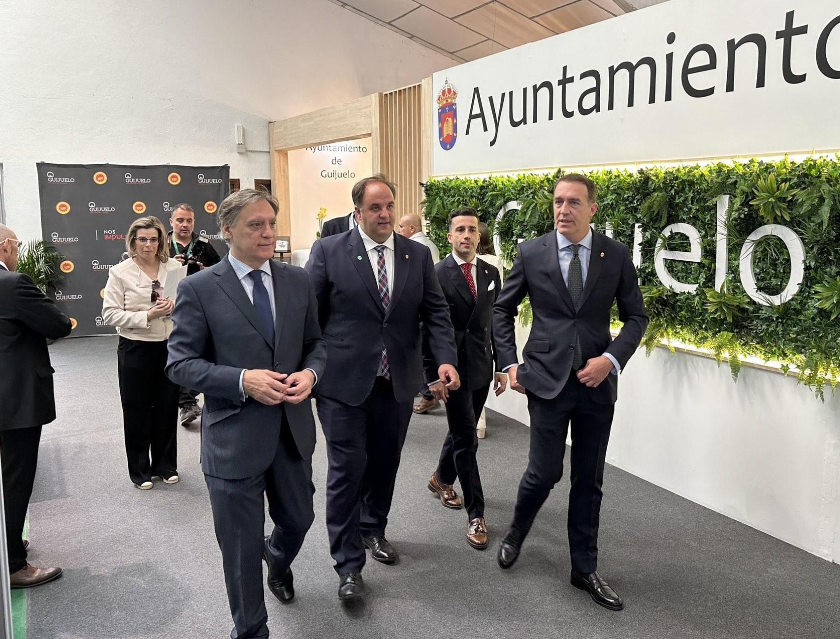 El alcalde de Salamanca, Carlos García Carbayo, visita la FIC acompañado del alcalde de la villa, Roberto Martín