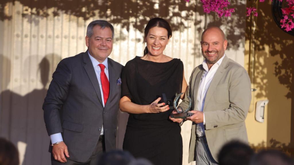 La periodista de Canal Málaga Radio María José Vidal recibiendo el premio.