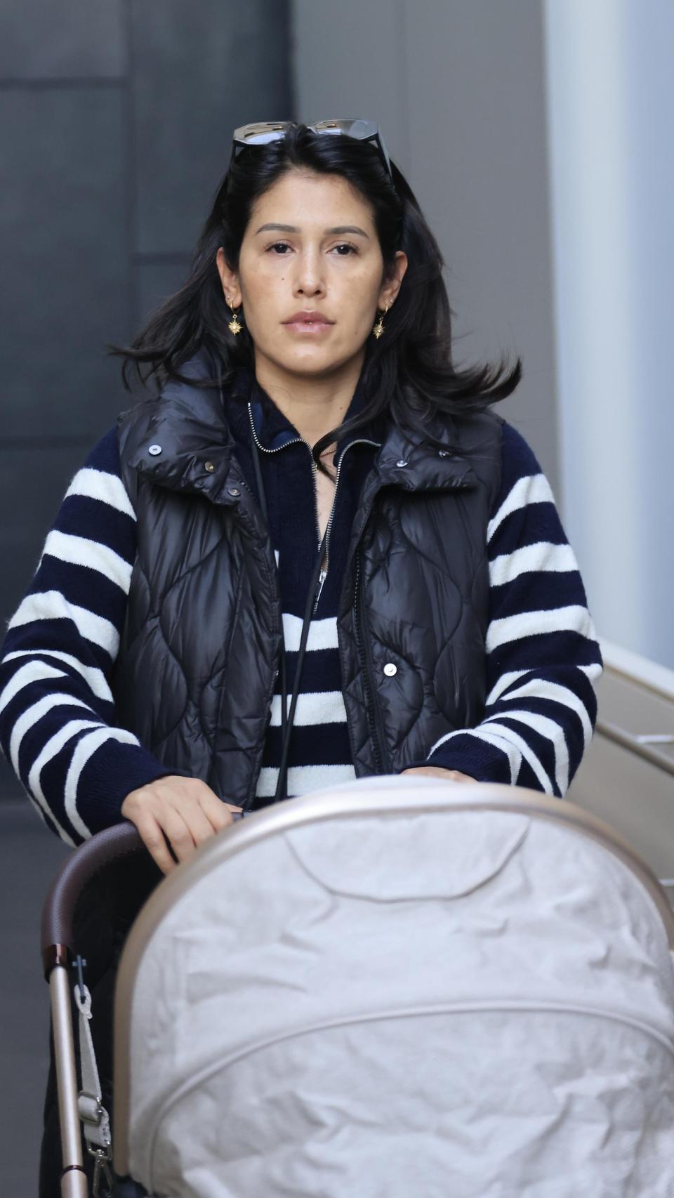 La paraguaya Gabriela Guillén, paseando con su vástago por Madrid.