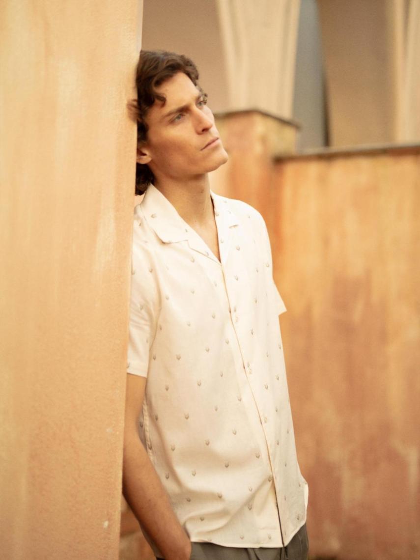 Modelo de Boston con camisa de manga corta.