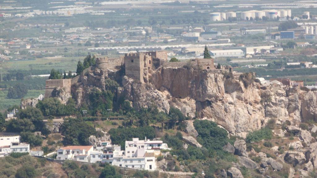 Fachada del castillo sobre Salobreña.