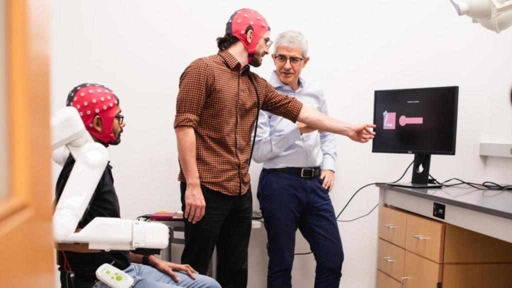 Millán, con voluntarios sanos que manejaron un videojuego con su mente.