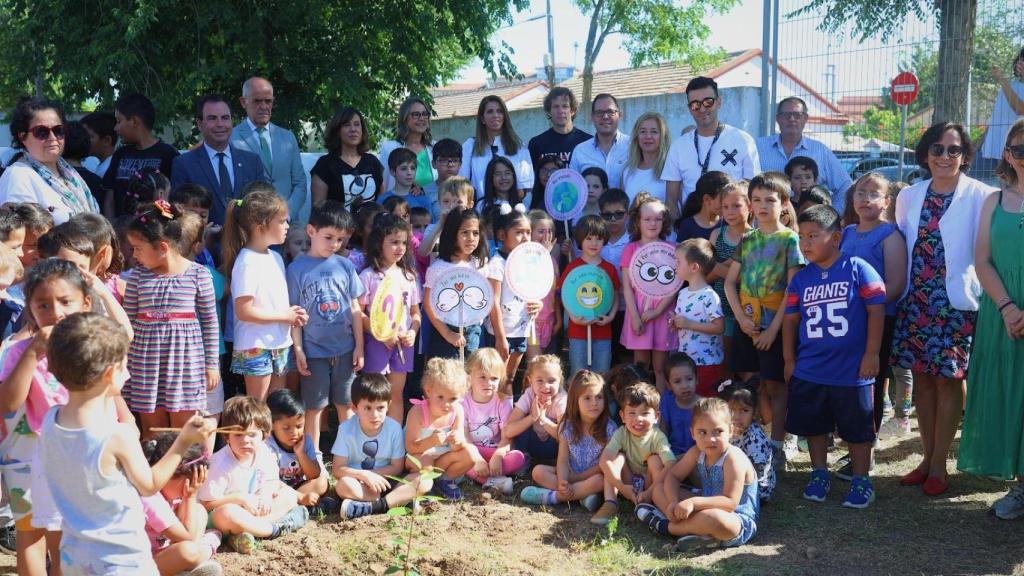 Alumnos del colegio Fábrica de Armas junto al clon del laurel plantado por Bécquer.