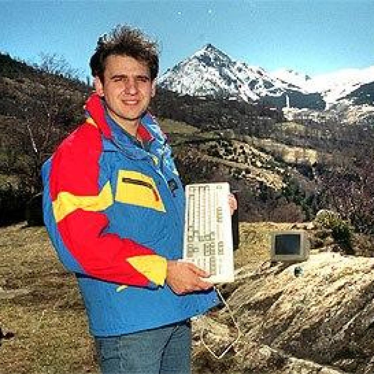 Carlos Barrabés en una imagen compartida en sus redes sociales en la que aparece retratado para un reportaje en los inicios de su éxito empresarial.