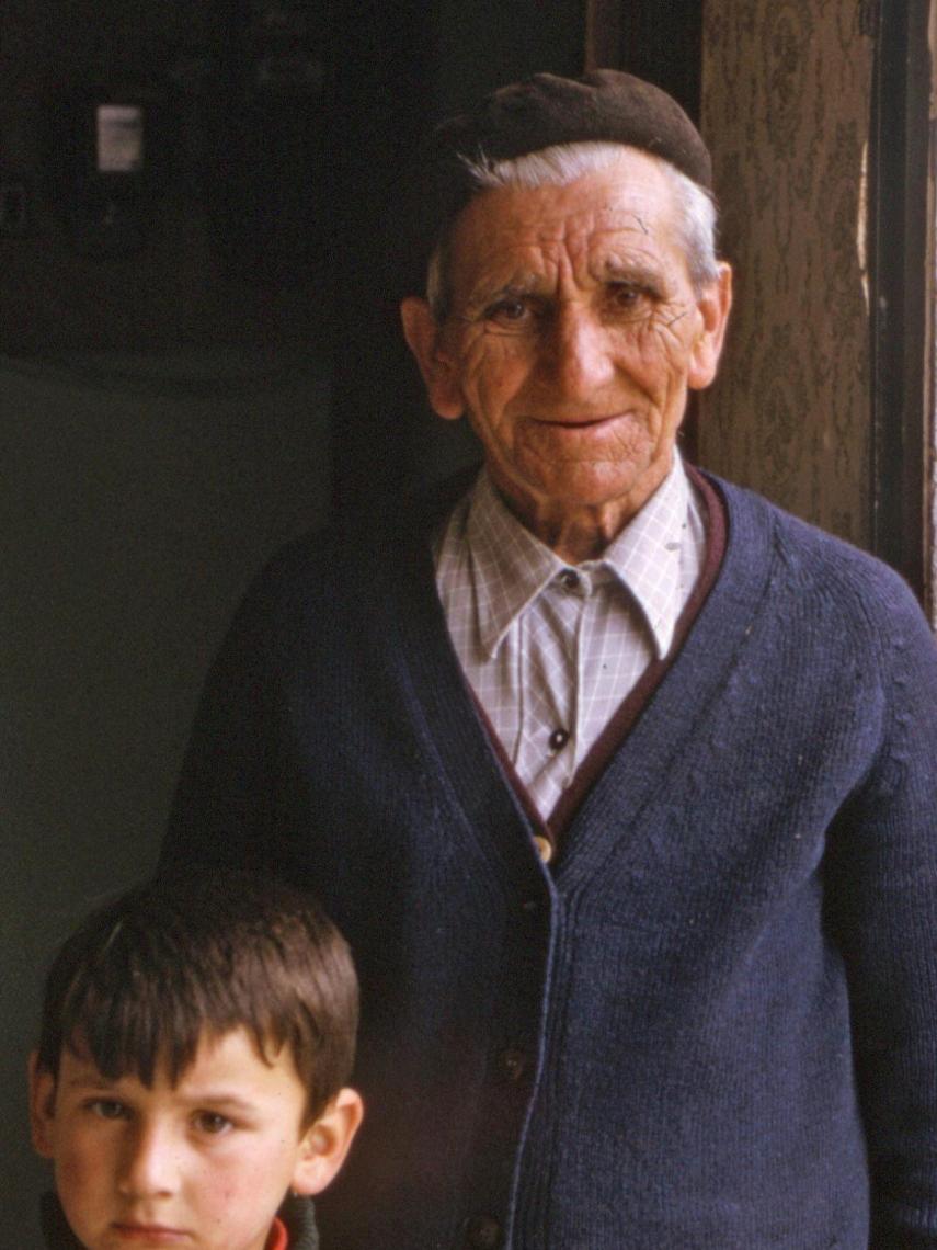 Barrabés de niño junto a su abuelo, fundador de la tienda convertida hoy en un negocio millonario.