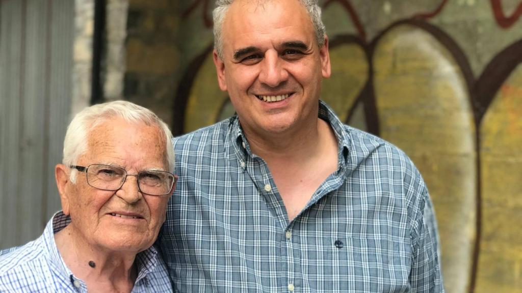 Carlos Barrabés junto al padre Ernesto, párroco de Benasque fallecido en 2019.