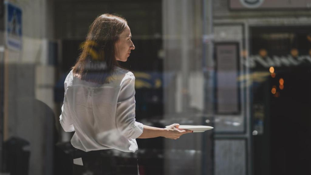 La periodista aspirante a camarera, durante su prueba.