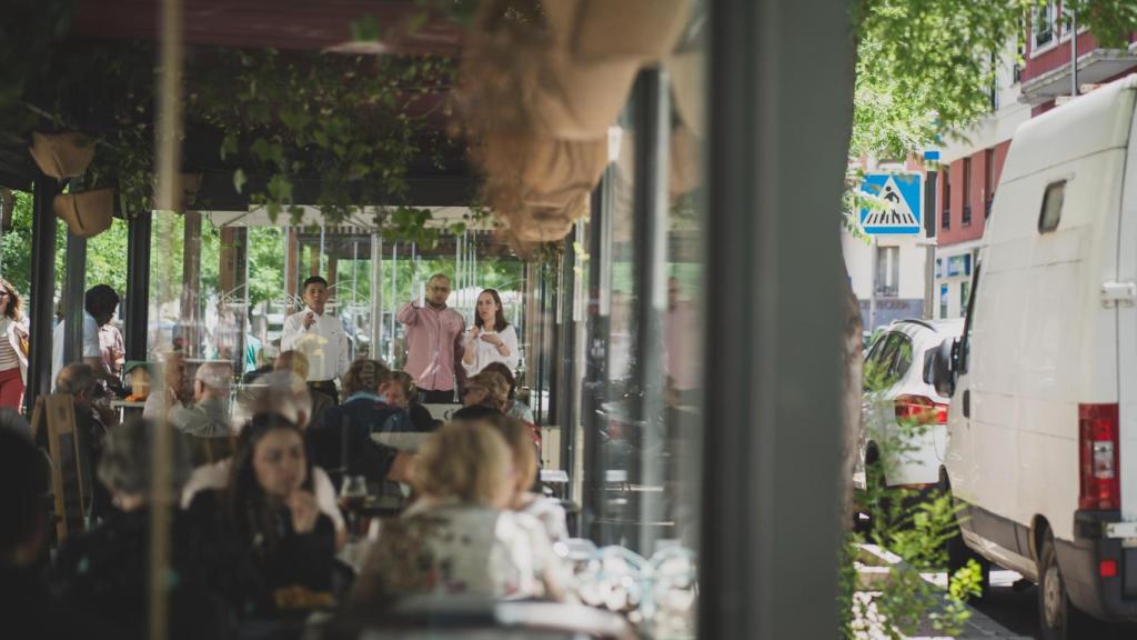 La periodista recibiendo indicaciones durante su prueba para ser camarera.