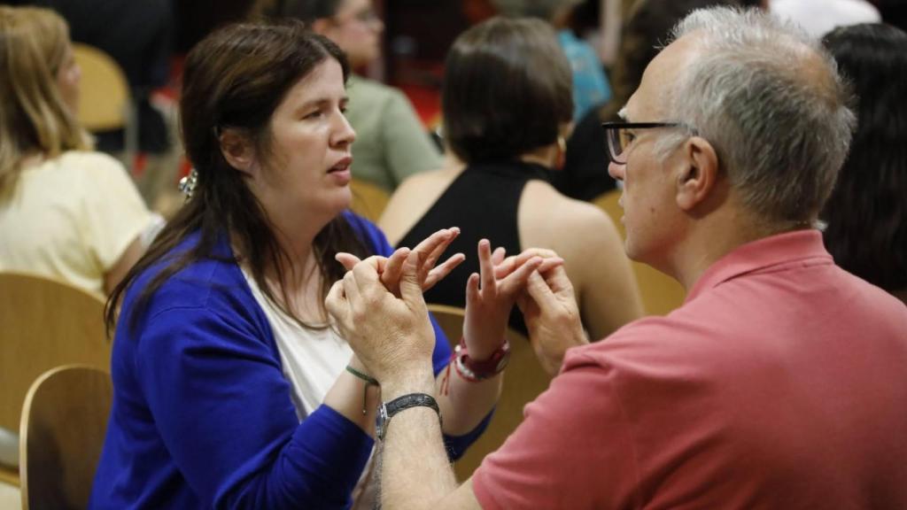 Una presona con sordoceguera ayudada por un mediador.