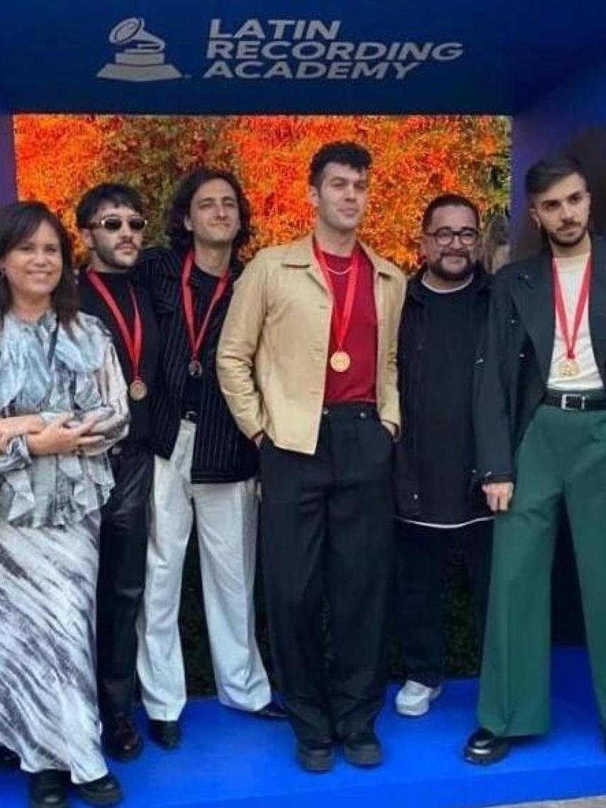 Claudia Orellana y Tonny Serrano, junto a los integrantes de Arde Bogotá, en los Premios Grammy Latinos.