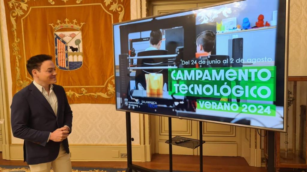 El concejal Pedro Martín presenta el campamento de verano tecnológico para niños