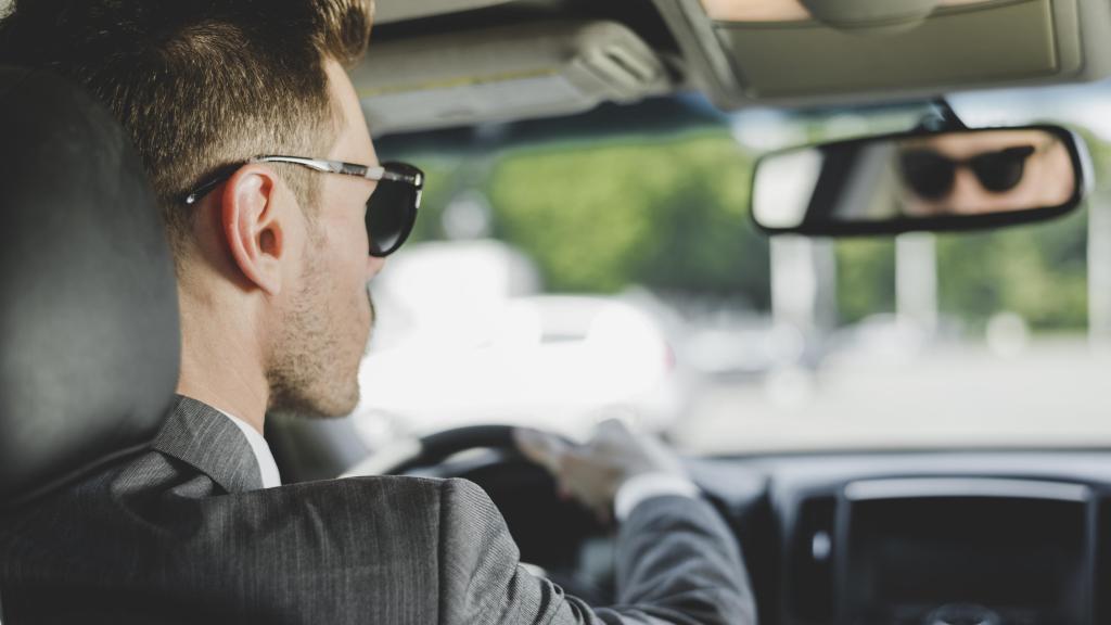 Conductor al volante.