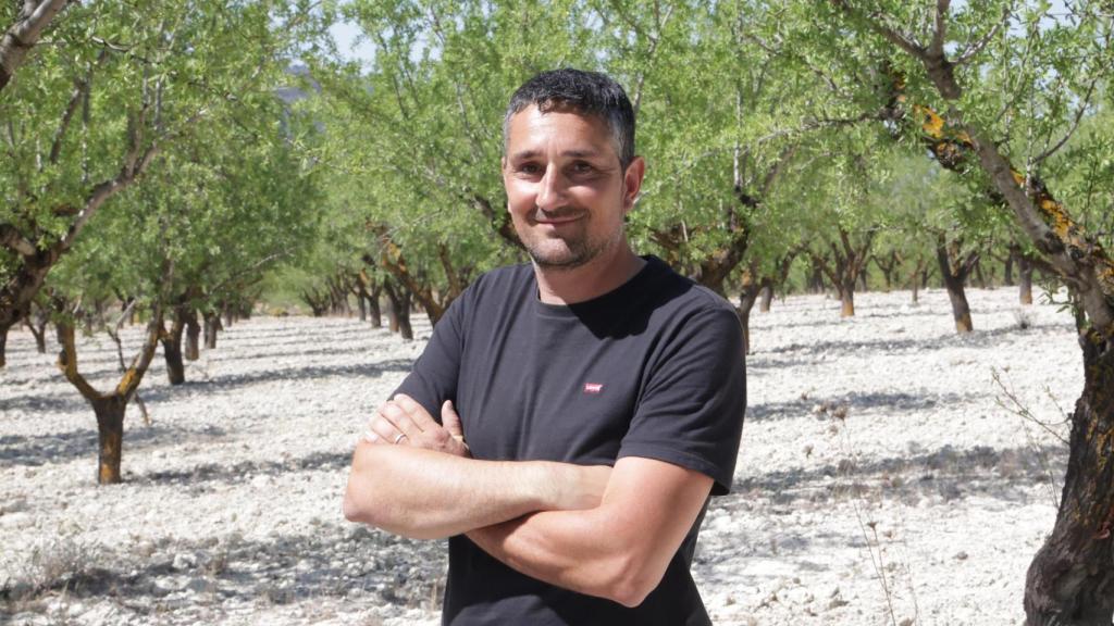 Ramón Sola en su campo de almendros.