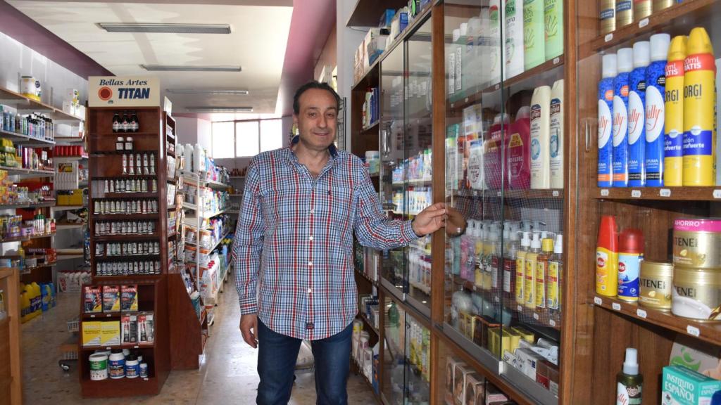 Francisco Javier nos muestra alguno de sus productos