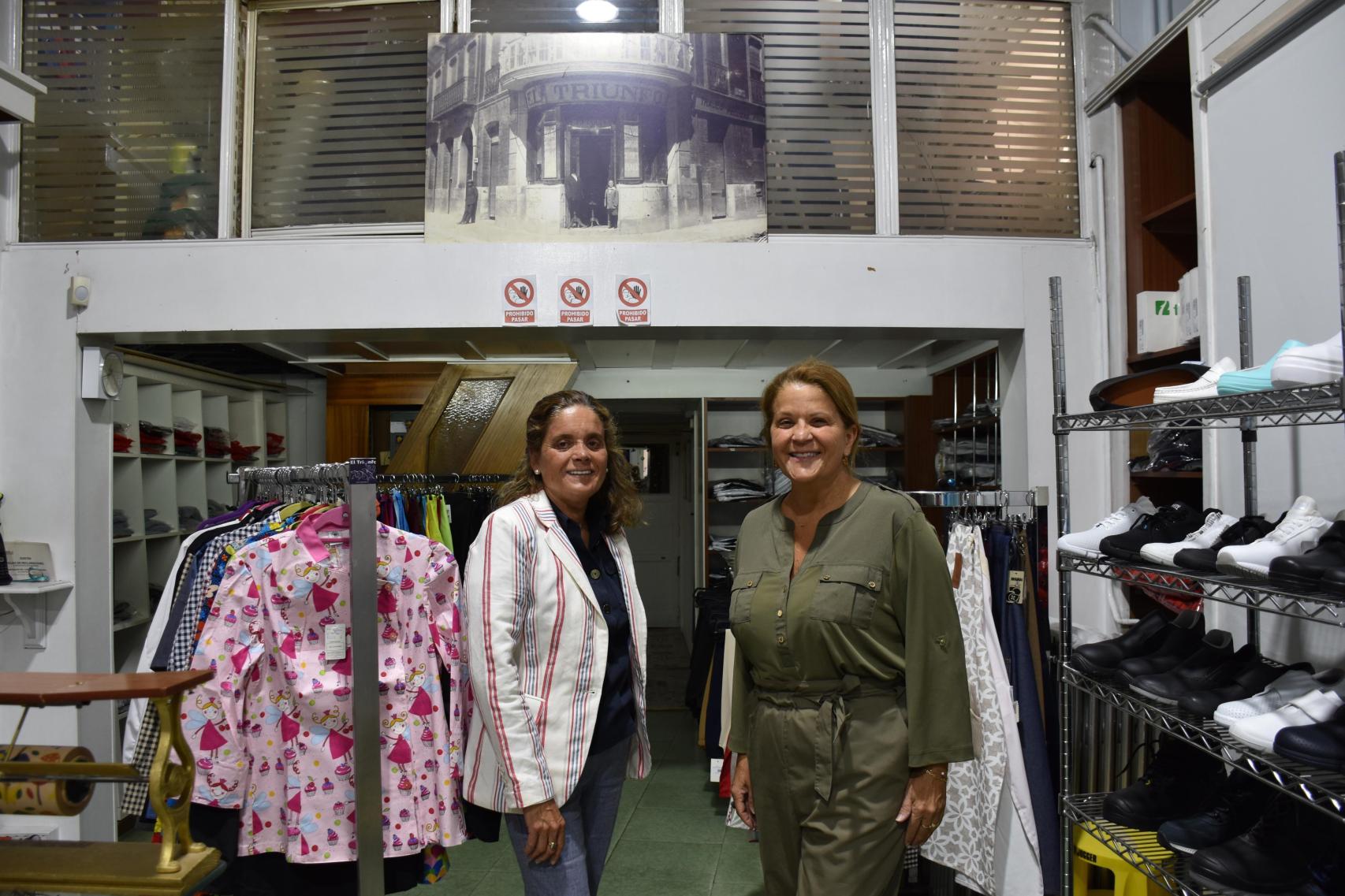 María y Sofía Muñoz Casares, propietaria y encargada de la tienda El Triunfo