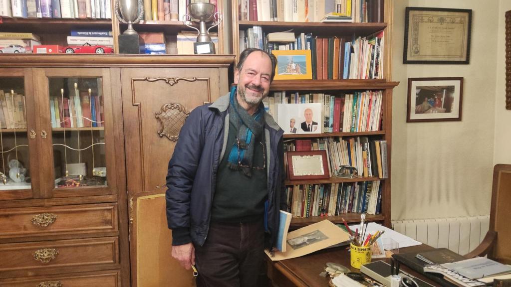 El catedrático Arturo Álvarez, descendiente directo de Ángel Joven, en su despacho