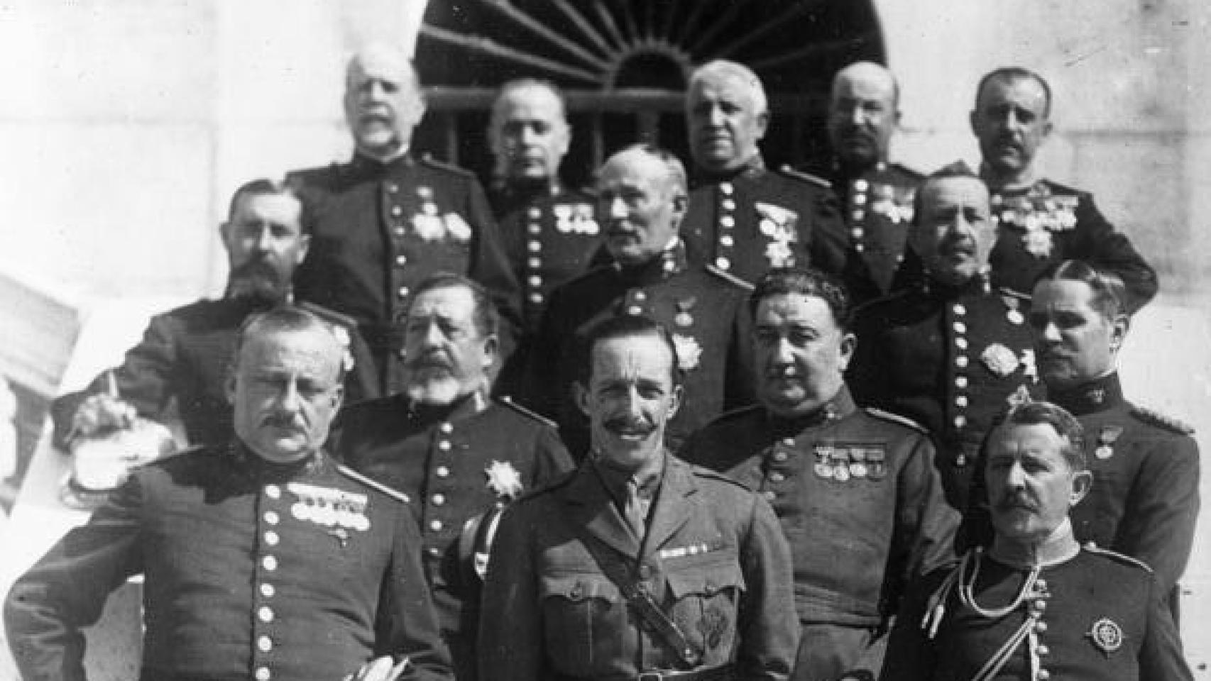 En la primera fila, Primo de Rivera, Alfonso XIII y Cavalcanti.