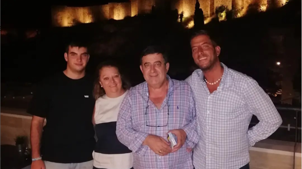 Sayo junto a sus padres y hermano