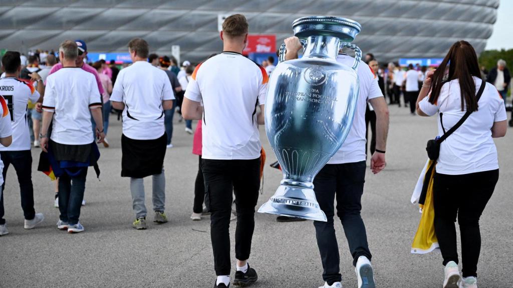 Aficionados de Alemania acuden al partido inaugural de la Eurocopa.