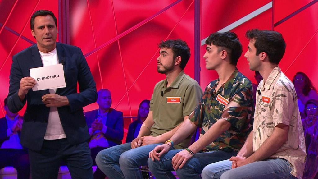 Los Mozos de Arousa junto al presentador del programa, Ion Antolín.