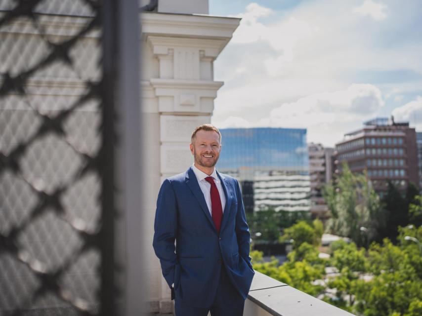 Marian L. Tupy, en la azotea de la Fundación Rafael del Pino.