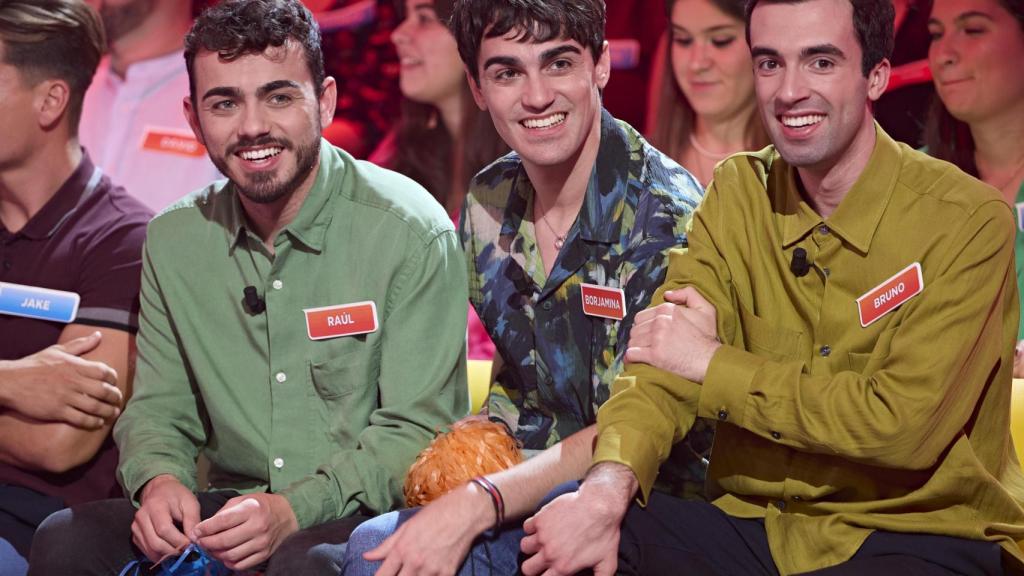 Los Mozos de Arousa en el plató del programa en el que quieren batir el récord de permanencia en televisión.