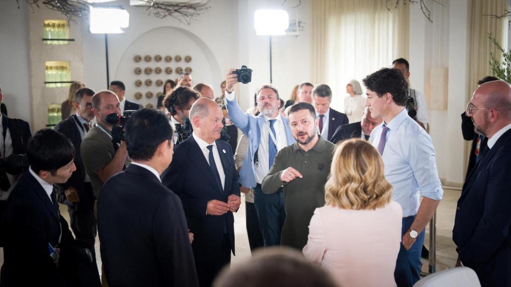 Zelenski con los líderes del G7 en la cumbre de Italia.