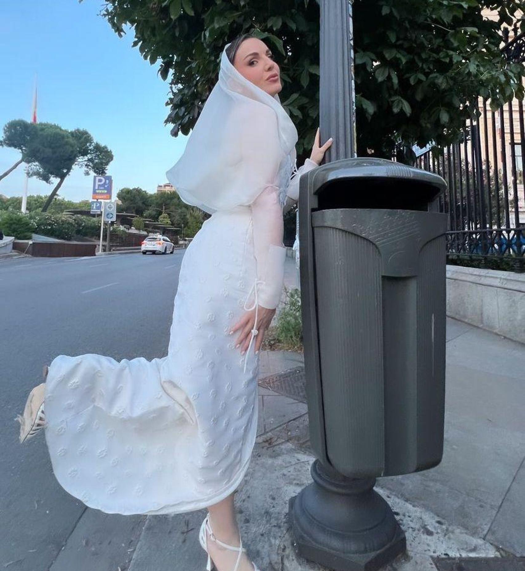 Inés Hernand posando con el vestido del diseñador zamorano