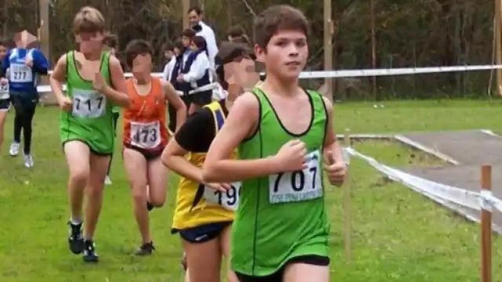 Sergio es el primero en esta imagen del Club Atlético Corrales de Cantabria. Su madre dice de él que era un joven deportista y estudioso, hasta que mudó de amigos y de hábitos y rompió sus relaciones con ella y con su hermano. La imagen fue tomada hace alrededor de diez años.