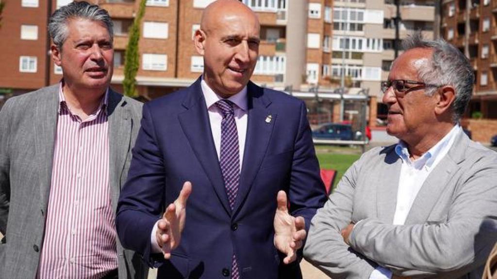 El alcalde de León, José Antonio Diez, preside la apertura del Parque de las Tierras Leonesas. Junto a él, el concejal de Desarrollo Urbano, Luis Miguel García Copete (I) y el arquitecto, Cecilio Vallejo (D)