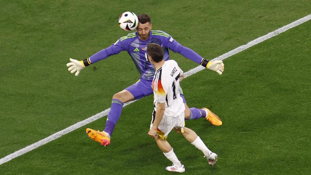 Florian Wirtz dispara frente a Angus Gunn en la primera ocasión en el Alemania - Escocia