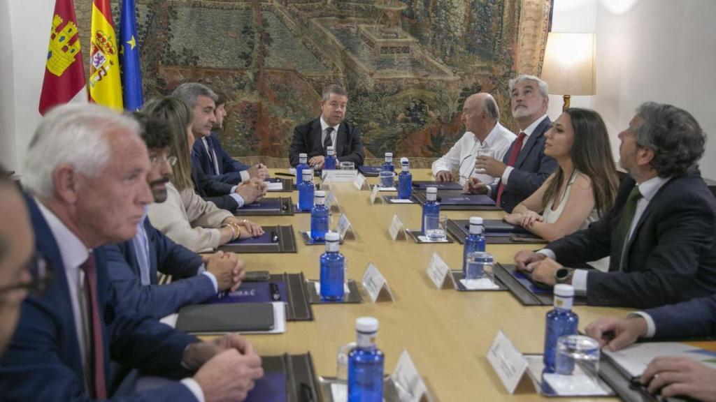 Reunión de Emiliano García-Page con los promotores de 'Parquijote'.