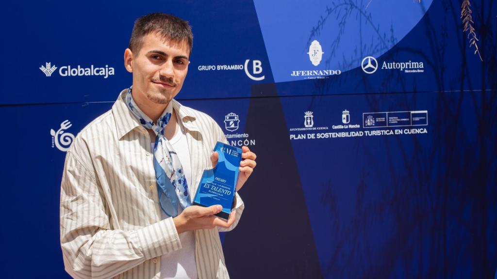 Adrián Nieto recogiendo el 'Premio Castilla-La Mancha es Talento Globalcaja'.