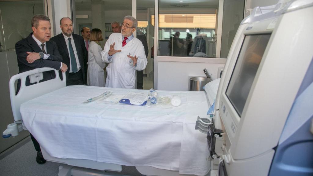 Emiliano García-Page, acompañado de varios profesionales, durante su visita este viernes al Hospital de Guadalajara.