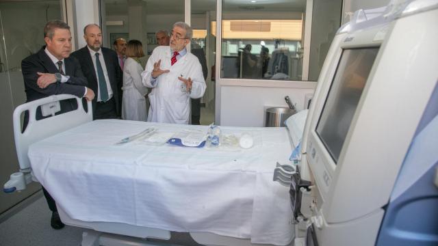 Emiliano García-Page, acompañado de varios profesionales, durante su visita este viernes al Hospital de Guadalajara.