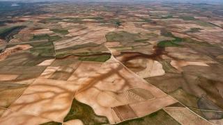 La orografía del terreno evacúa el agua por la zona oscurecida y erosionada que deja la marca del cauce. Consuegra (Toledo).