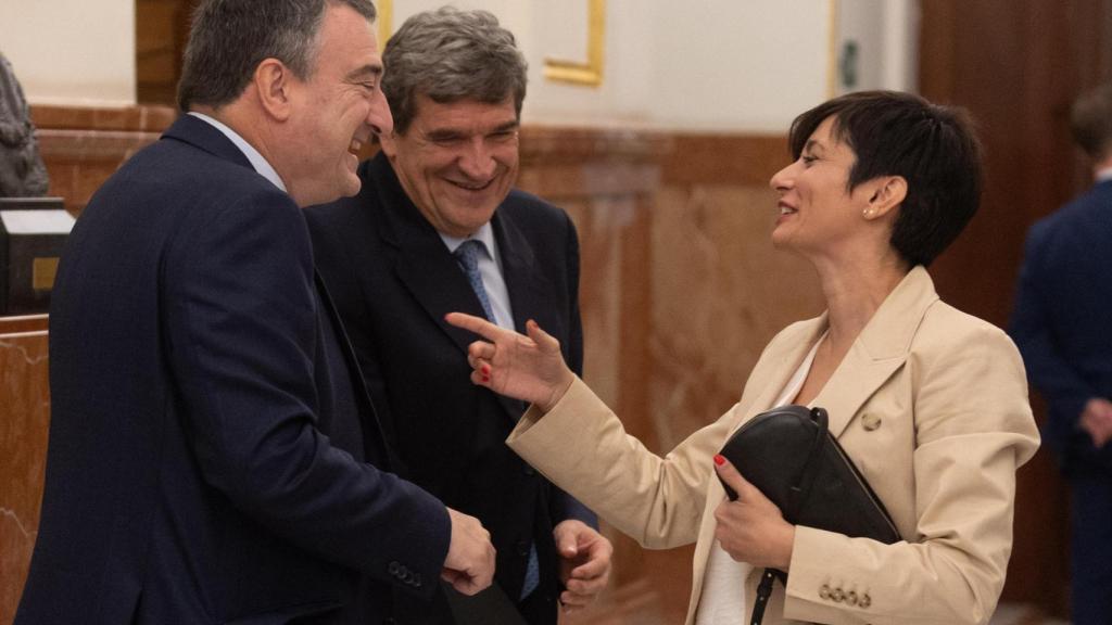El portavoz del PNV Aitor Esteban, la ministra de Vivienda, Isabel Rodríguez, y el ministro José Luis Escrivá este miércoles en el Congreso.