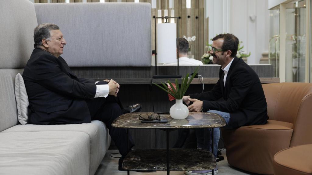 El expresidente de la Comisión Europea con el corresponsal político de EL ESPAÑOL Alberto D. Prieto.